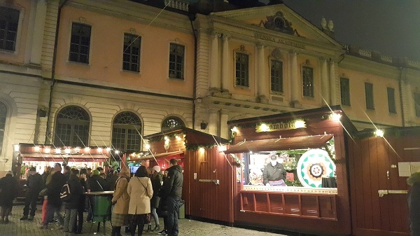 스톡홀름 구시가인 감라 스탄 대광장에서 열린 크리스마스 마켓. 뒤로 보이는 건물이 노벨박물관이다. (사진 = 이석원)