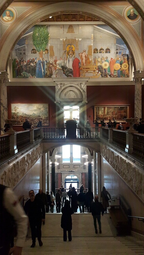스톡홀름 국립 미술관 – 칼라르손 : 미술관 3층으로 이어진 계단을 올라서서 뒤를 돌아보면 벽면을 채우고 있는 칼 라르손의 ‘동지 희생’. 80여년을 돌고 돌아 그 자리에 놓이게 됐다. (사진 = 이석원)