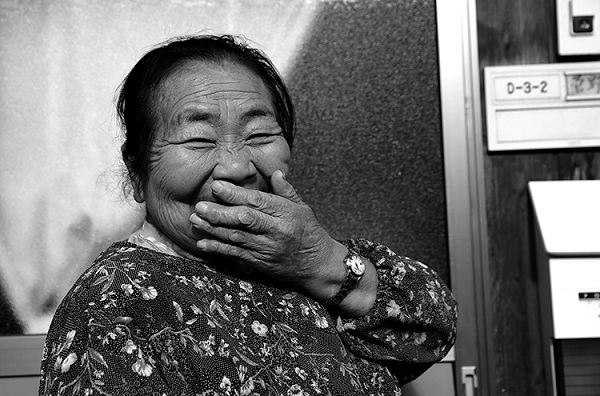후쿠시마현 다테에 있는 응급 가설주택에서 만난 할머니는 "값싼 전기라는 말에 속았다"며 "과학이 무섭다"라고 말씀하십니다. 과학이라는 이름으로 전문가라는 이름으로 만들어진 핵발전소가 폭발했기 때문입니다. ⓒ장영식