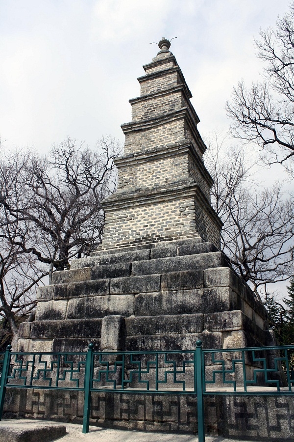 신륵사 경내에 서 있는 다층전탑