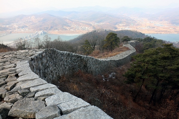 남한강이 내려다보이는 파사산성