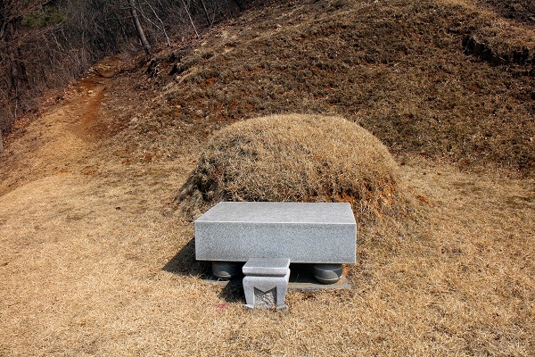 청룡사 근처에 잠들어 있는 바우덕이 묘소