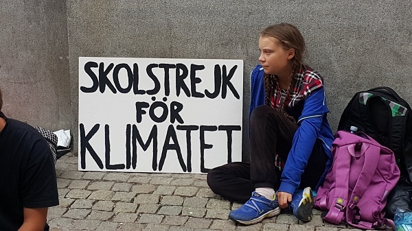 그레타 툰베리 : 지난 해 8월 스웨덴 수도 스톡홀름의 국회의사당 앞에서 학교 수업을 거부하고 1인 시위를 하고 있는 그레타 툰베리. (사진 = 이석원)