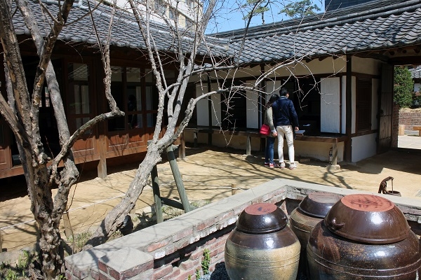 마당과 장독대가 있는 이상화 고택