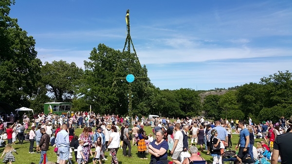 스웨덴 시민 중 일부는 그래도 국회의원들의 특권이 많고, 월급이 높다고 불만을 제기하고 있다. 사진은 스웨덴 전통 명절 하지 축제의 모습. (사진 = 이석원)