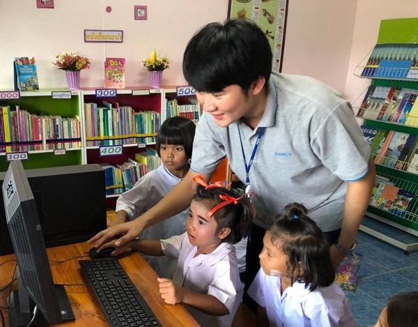 태국 컴퓨터교육 : 태국 POSCO-SouthAsia 임직원이 인근지역 반농송 초등학교 어린이들에게 컴퓨터 교육 재능기부 봉사활동을 하고 있다.