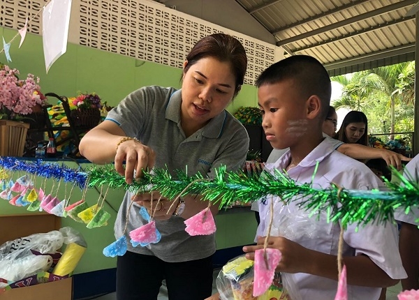 태국 양호실 환경개선 :  태국 POSCO-SouthAsia 임직원이 인근지역 반농송 초등학교에서 어린이와 양호실 환경 개선 활동을 하고 있다.