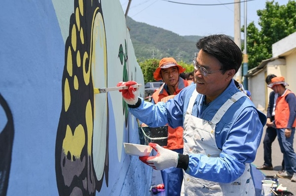 벽화그리기(최정우 회장) : 포스코 최정우 회장이 글로벌 볼런티어 위크 첫날인 지난 24일 광양 섬거마을에서 임직원들과 벽화그리기 봉사활동을 하고 있다.