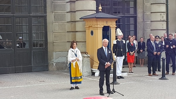 국경절 아침 왕궁 앞에서 축하 인사를 하는 칼 16새 구스타브 국왕과 스웨덴 전통 의상을 입은 실비아 왕비. (사진 = 이석원)