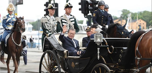 스웨덴 칼 16세 구스타브 국왕의 공식 환영 행사에서 국왕과 마차에 동승한 문재인 대통령 (사진 = 청와대)