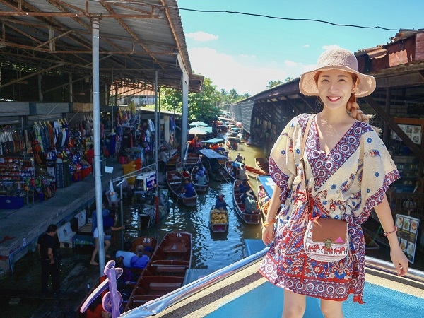 100바트짜리 원피스와 100바트짜리 가방. 방콕의 물가는 세계 여행자에게 장점이자 단점이다.