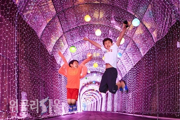 아이들과 멋진 사진을 찍기 좋은 밀양 트윈터널 (사진=한국관광공사 제공)