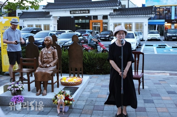 박상옥 시인이 기림의 날 평화나비콘서트에서 일본군 피해자 할머니들께 받치는 시를 낭독하고 있다. ⓒ위클리서울/아름다운 사람들 평화나비 제공