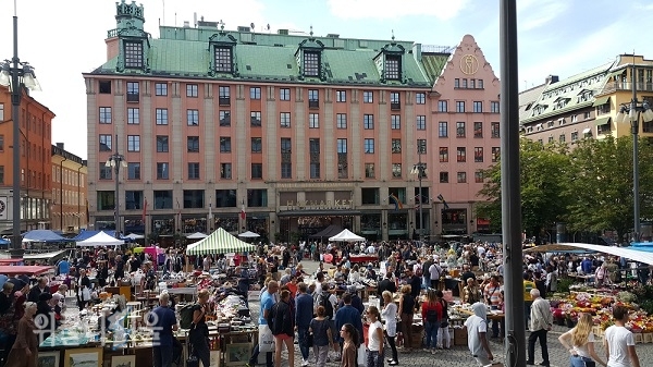 스톡홀름 시내 중심가인 회토리엣에서 매주 일요일마다 열리는 벼룩시장. ⓒ위클리서울/이석원 기자