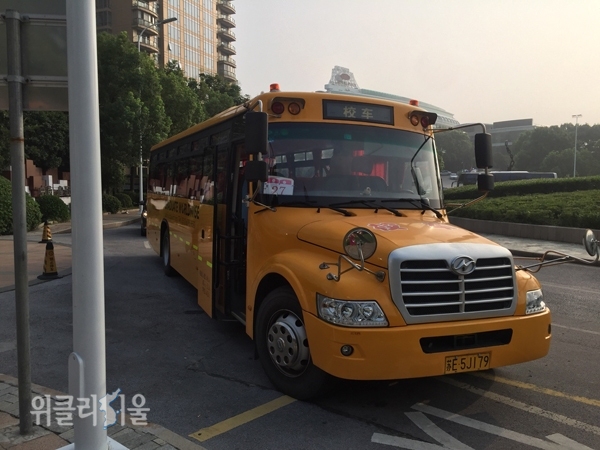 학교 버스, 44인승 대형버스에 튼튼하게 생겨서 나름 안심이 된다.
