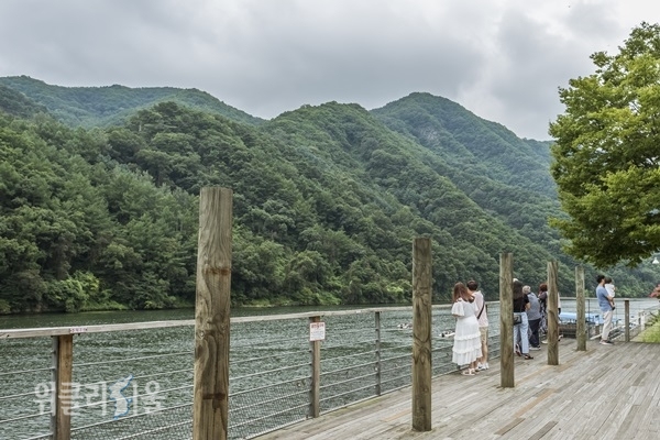 금강이 바라보이는 휴게소의 전망데크 ⓒ위클리서울 /한국관광공사