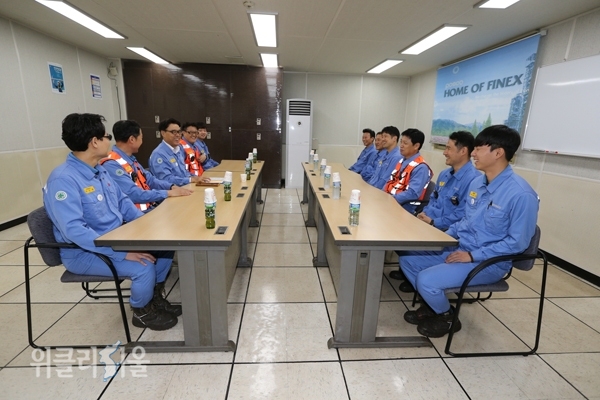 최정우 회장이 파이넥스 성형탄공장을 방문해 현장 직원들을 격려했다(3)