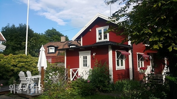 전통적인 스웨덴의 단톡 주택. 정원과는 또 다른 공간으로의 발코니는 언제나 중요하고 애정하는 공간이다. (사진 = 이석원)