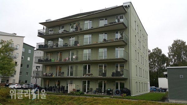 2. 스톡홀름 외곽 지역의 한 아파트. 제법 큰 넓이의 아파트인데, 모든 층에 발코니가 마련돼 있다. (사진 = 이석원)