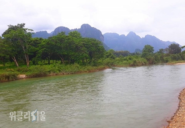 평화롭게 흐르는 메콩강. 하지만 가까이서 보면 물살이 엄청 빠르다.