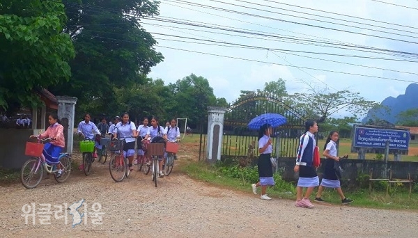 학교 마치고 자전거로 귀가하는 라오스의 아이들.