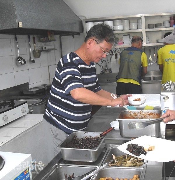 노숙인 점심을 준비하고 있는 서영남 대표