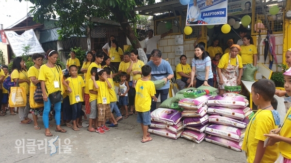 필리핀의 빈곤지역 어린이들을 위한 쌀 지원
