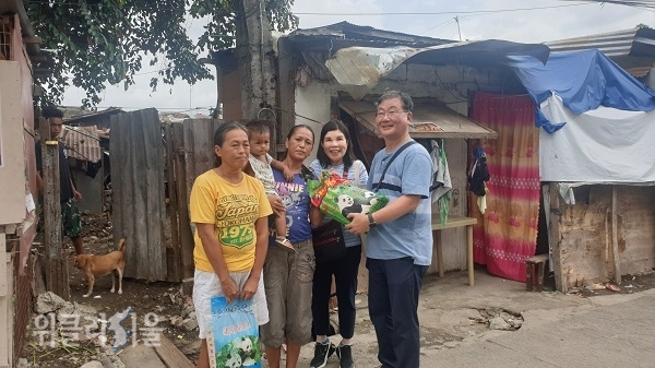 어려운 가정을 찾아 쌀을 전달하는 서영남 대표(오른쪽)와 부인 베로니카 여사(오른쪽에서 두번째).