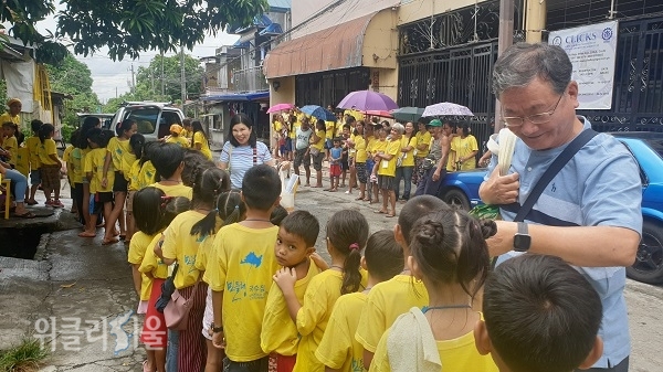 어려운 형편의 아이들을 뽑아 작은 학교를 세워 학업의 길을 열어준 서영남 대표가 아이들을 환대하는 모습