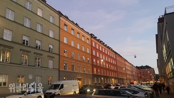 스톡홀름 시내 중심가에 있는 아파트. 겉으로는 허름하고 오래된 아파트로 보이지만 월 임대료는 엄청난 수준이다. (사진 = 이석원)