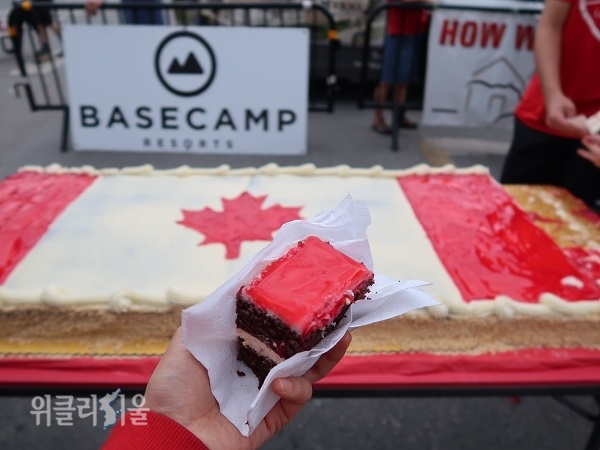 무료로 나눠주는 캐나다국기가 그려진 기념케이크