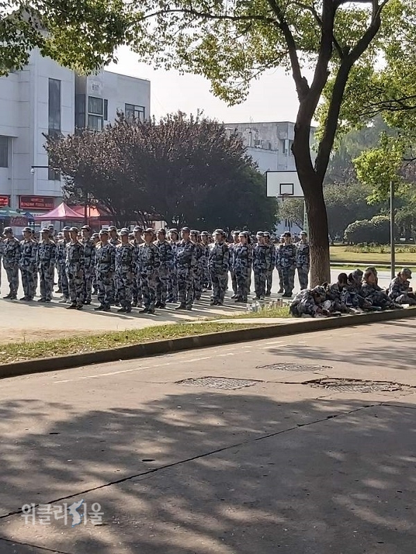사진 1) 군사훈련중인 소주대 신입생들