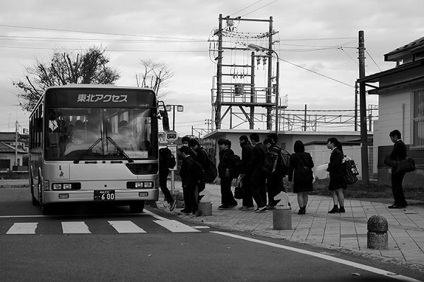 미나미소마의 오다카역 앞에서 학생들의 등교를 위해 버스가 기다리고 있는 모습. 아베 정부의 부흥신화에도 대부분의 젊은이와 학생들은 후쿠시마로 돌아오지 않고 있다. ⓒ장영식