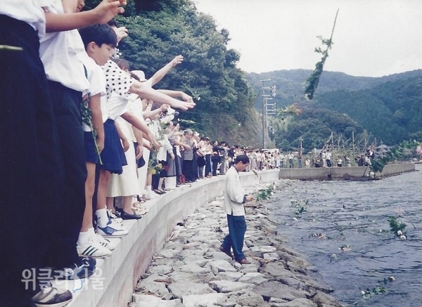 우키시마호 희생자 위령제를 지내는 모습