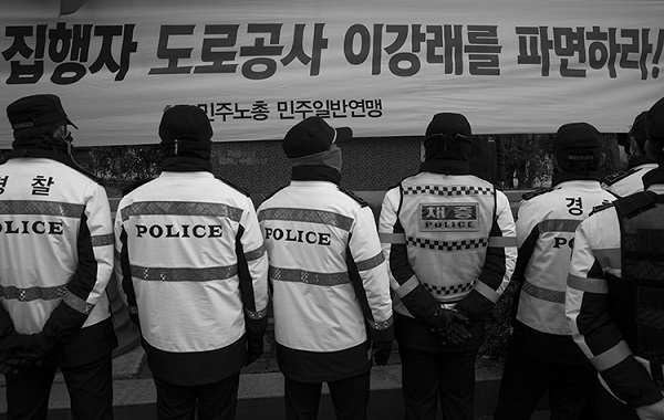시민사회단체에서는 한국도로공사 이강래 사장이 톨게이트 노동자들의 문제에 대해 완전한 해결 없이 사퇴하고, 총선에 출마하겠다는 발표를 비판적으로 받아들이고 있다. ⓒ장영식