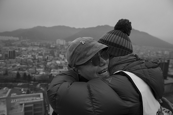 항암 투병 중인 김진숙 지도위원은 70미터 고공 위의 친구를 만나기 위해 7일, 116킬로미터를 걸어왔습니다. ⓒ장영식