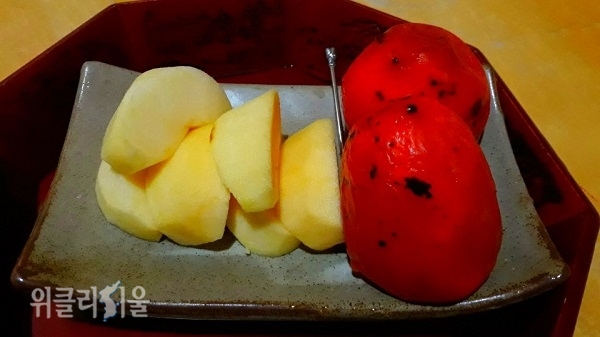 아주머니가 정성스럽게 깎아 매일 방문 앞에 갖다놔주시던 과일.