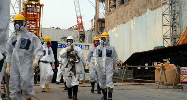 2013년 4월 17일 국제 원자력 기구 전문가들이 일본 후쿠시마 제1원전 4호기를 검토하고 있다. (사진 출처 = Flickr)