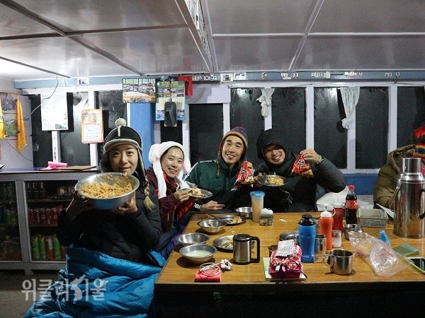 왼쪽부터 미희, 준아, 창훈, 수빈, 태영, 우리의 네팔친구 스바쓰.