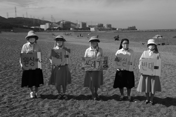 월성 핵발전소가 있는 나아리 해변에서 핵쓰레기장을 반대하는 수녀님들의 모습. ©장영식