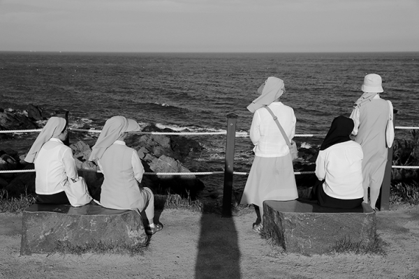 경주와 월성 핵발전소를 방문하고, 간절곶에서 성무일도를 바치는 수녀님들의 모습. ©장영식