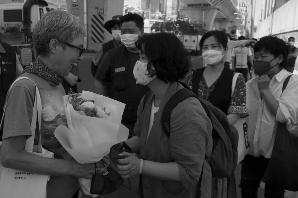 녹색당 성미선 공동운영위원장은 김진숙 지도위원에게 복직의 꽃다발을 미리 전달했습니다. ⓒ장영식