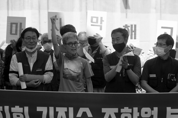 한진중공업 영도조선소 마지막 해고자인 김진숙 지도위원이 소개되자 김진숙은 "투쟁"으로 인사를 하고 있습니다. ⓒ장영식