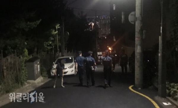 서울시 성북구 일대에서 야간 수색 중인 경찰들 ⓒ위클리서울/ 우정호 기자