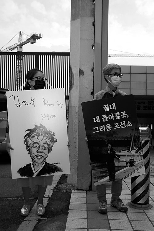 김진숙 지도위원이 영도조선소 정문 앞에서 출근하는 노동자들을 바라보고 있습니다. ⓒ장영식