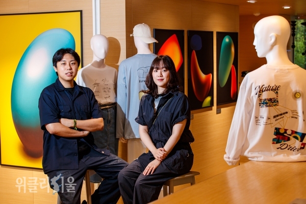 에잇세컨즈 오픈 갤러리에서 협업 작가 레어버스(왼쪽)와 틈이 포즈를 취하고 있다. ⓒ위클리서울/ 삼성물산 패션부문