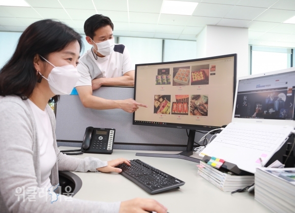삼성전자 임직원들이 '추석 맞이 온라인 장터'에서 쇼핑을 하는 모습 ⓒ위클리서울/ 삼성전자