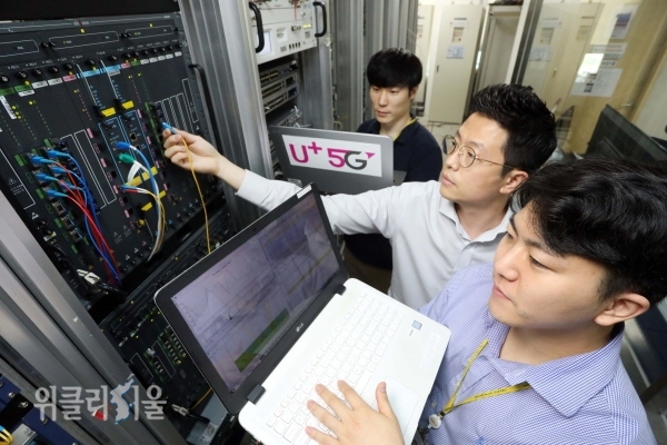 LG유플러스 협력사인 유비쿼스 직원들이 통신 장비를 점검하고 있는 모습. ⓒ위클리서울/ LG유플러스
