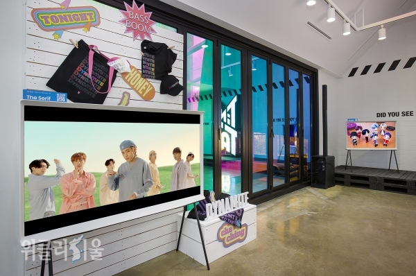 서울 가로수길에 위치한 방탄소년단 팝업스토어 'BTS POP-UP : MAP OF THE SOUL' 서울 쇼케이스에 설치된 삼성 '더 세리프' ⓒ위클리서울/ 삼성전자