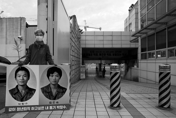 오늘 아침에도 변함없이 김진숙 지도위원은 35년의 꿈을 위해 영도조선소 정문 앞에 서 있습니다. ©장영식